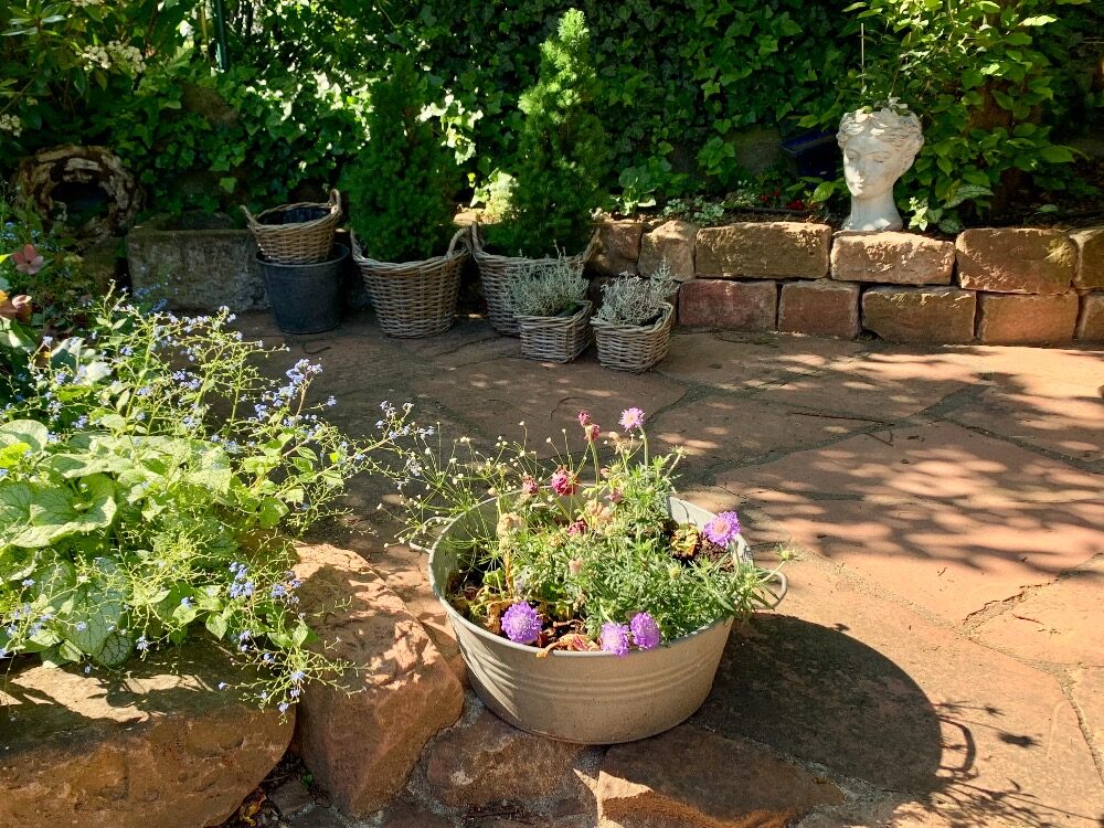 Just two rows of stones—and yet they create the perfect setting for a seating area